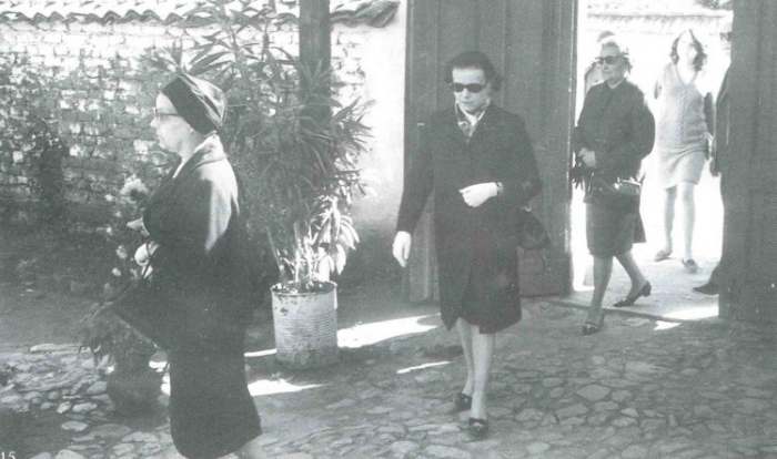 Борине кћери улазе у двориште родне куће свога оца 18. јуна 1967. године