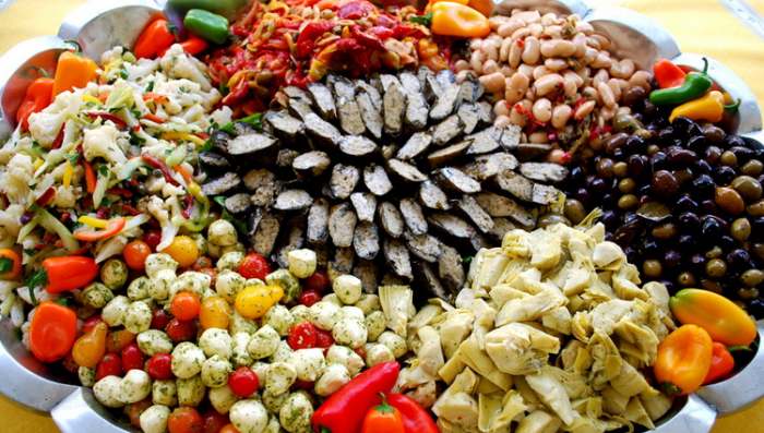 Recept za Vegetarijanski Antipasto plata salata