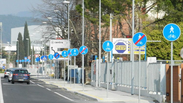 Oznake na putu - ulica Via Grado, grad Manfalcone, Italija Oznake na putu - ulica Via Grado, grad Manfalcone, Italija