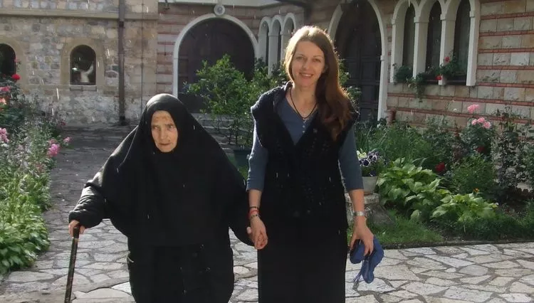 Mati Fevronija Božić shi-igumanija Pećke Patrijaršije u šetnji Mati Fevronija Božić shi-igumanija Pećke Patrijaršije u šetnji