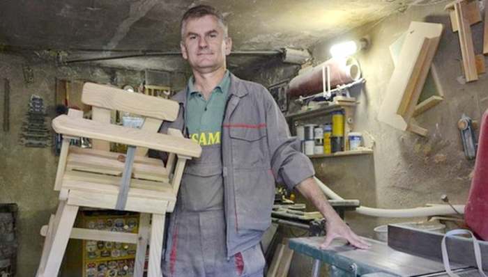 Stolar Mile i drvene hranilice za bebe koje poklanja