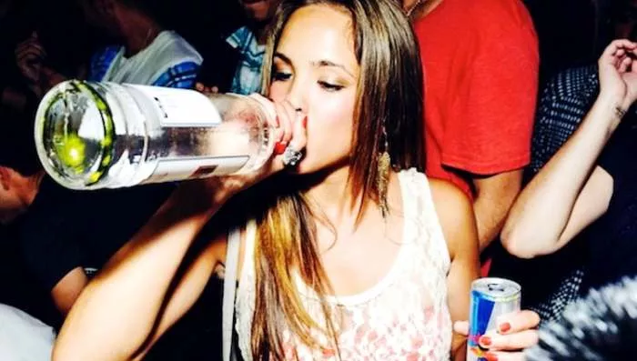 Pijana devojka - Šta je najveći greh našeg vremena u kome živimo Pijana devojka - Šta je najveći greh našeg vremena u kome živimo