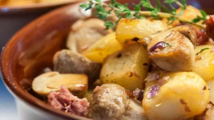 mladi krompirići s pečurkama