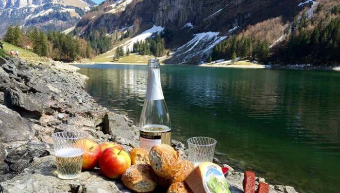 Planinski piknik kraj reke