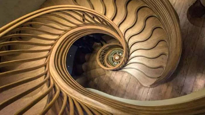 vijugavo drveno stepenište