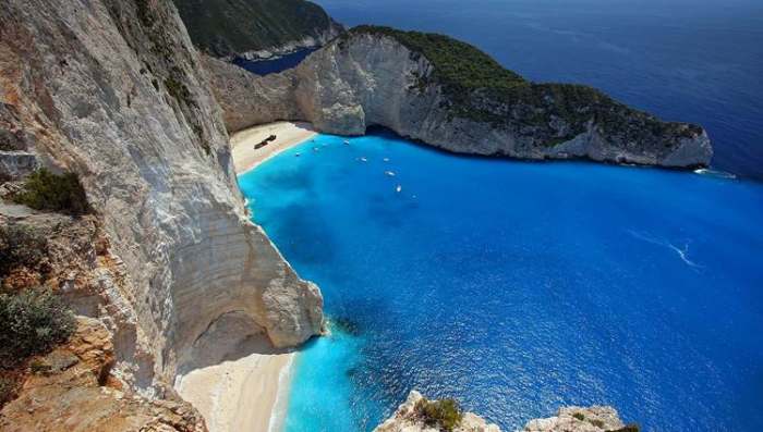 Pogled na plavo more i plažu