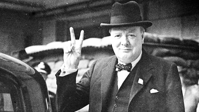 Vinston Čerčil i magijski znak V koji je predstavljen kao Victory (pobeda)