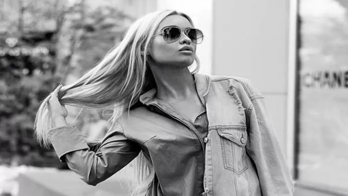 Atraktivna devojka u raskopčanoj košulji