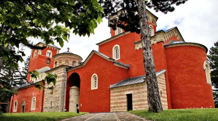 manastir žiča bude crvene boje