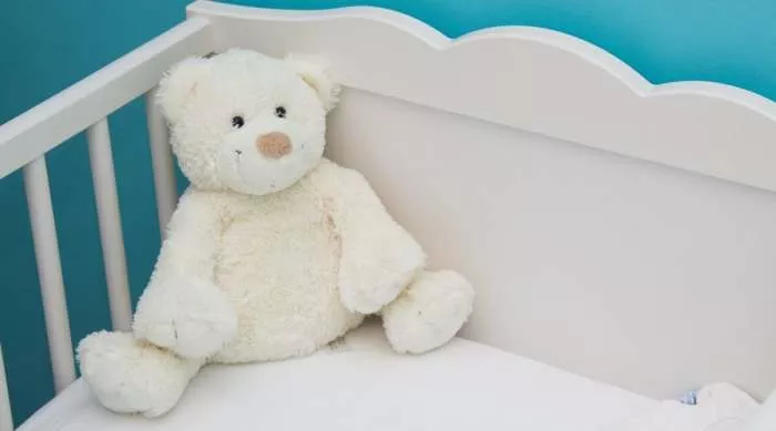 Plišana igračka u dečijem krevecu