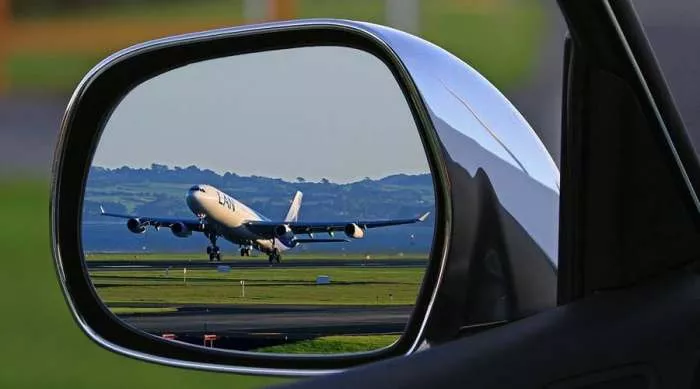 avion u retrovizoru automobila