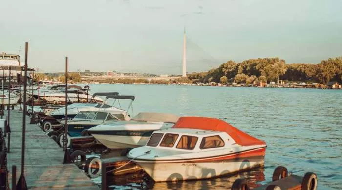 pogled na most na adi sa obale