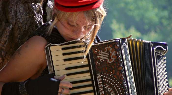 žena ili harmonika