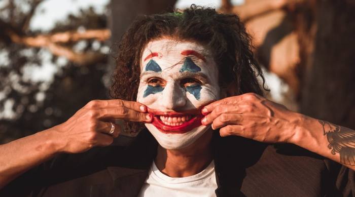 Gluma ckoji Glumi Joker-a sa šminkom
