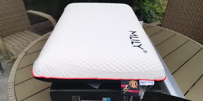 Najbolji MLILY jastuk od memorijske pene je premium Mančester junajted jastuk Najbolji MLILY jastuk od memorijske pene je premium Mančester junajted jastuk