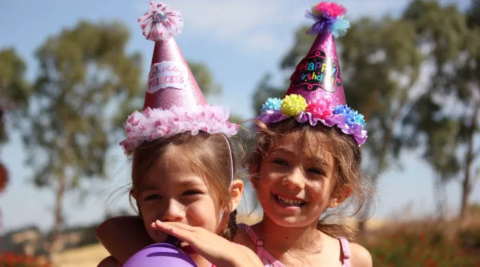 Pidžama party - devojčice sa šarenim kapicama