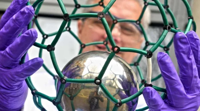 endohedrični fuleren