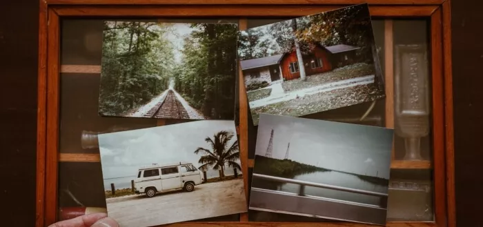 Četiri fotografije u ramu okačene na zid