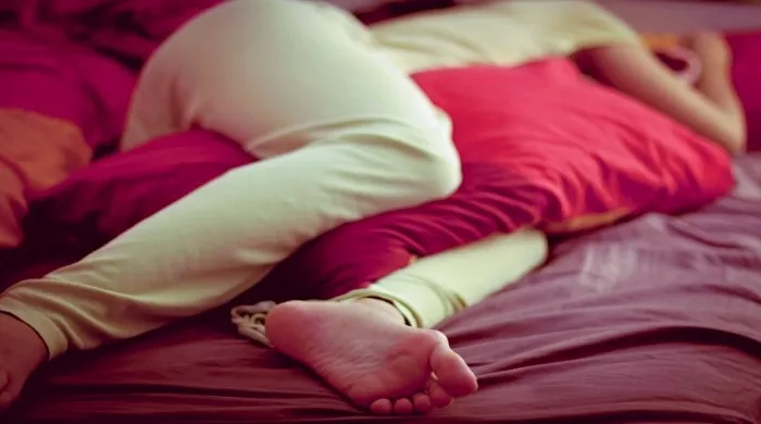 jastukom među nogama