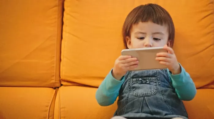 dece mobilnim telefonom